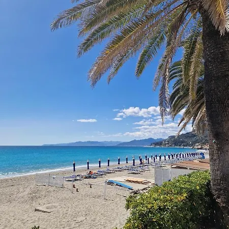 Tropical Garden - Full Floor Apartment Varigotti